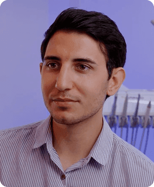 Dr. Erick Queiroz em seu consultório utilizando o sistema Simples Dental para gestão odontológica