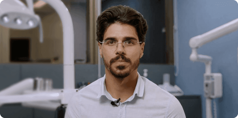 Dr. Mayk Macauli utilizando tecnologia digital