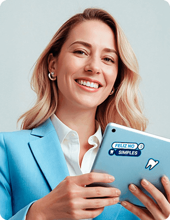 Mulher segurando tablet com Simples Dental
